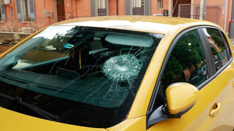Raid folle in Santa Viola, 40 auto distrutte: “È stato un residente”