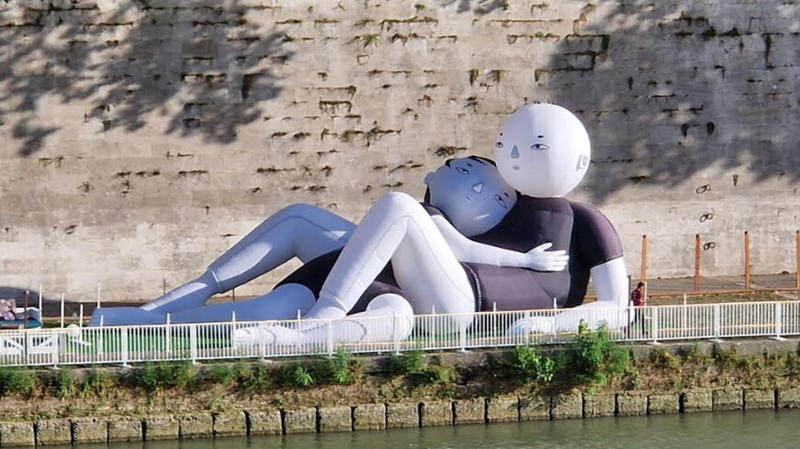 Millo e il gesto sovversivo dell'abbraccio