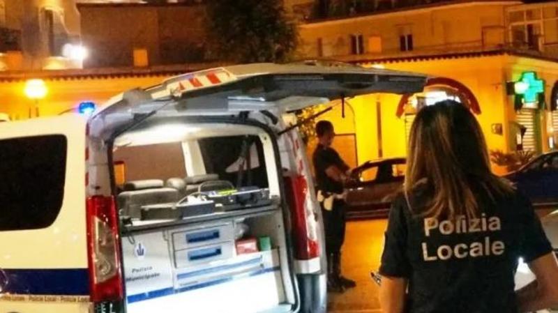 Cade dal pullman in corsa, paura per turista 17enne