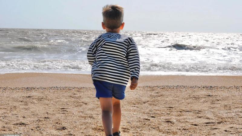 Bimbo di 4 anni si allontana da casa: ritrovato al mare ore dopo