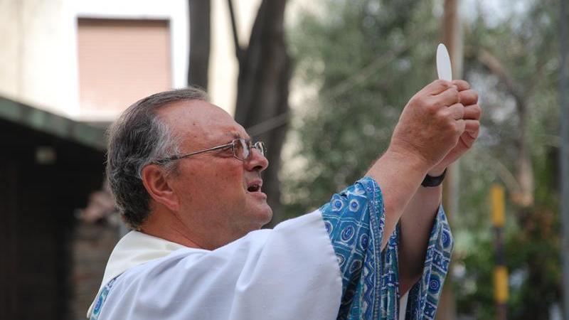 Malore al camposcuola, don Mauro Bargnesi in coma farmacologico: la città prega per lui