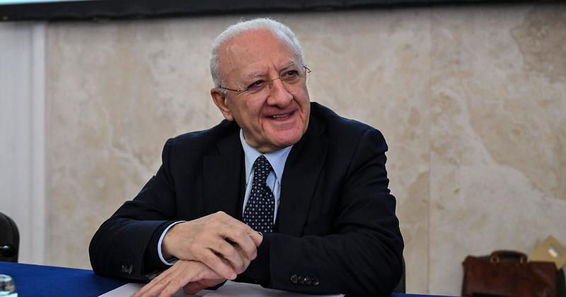 De Luca lascia ma punta a fare il governatore ombra