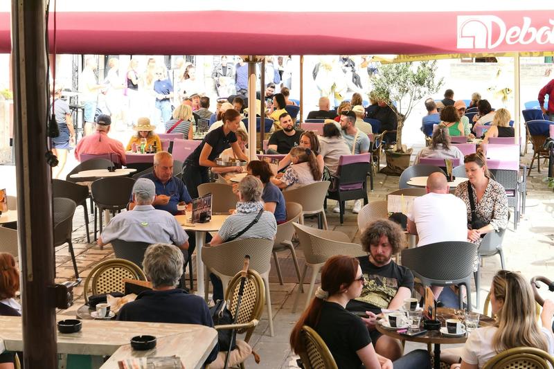 Hôtels « No Kids », vacances « Adults Only » : quels enjeux sociaux derrière l’exclusion des enfants ?