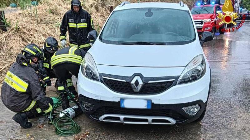 Maltempo, muore a 16 anni: cade in scooter per il temporale e viene travolta da un'auto