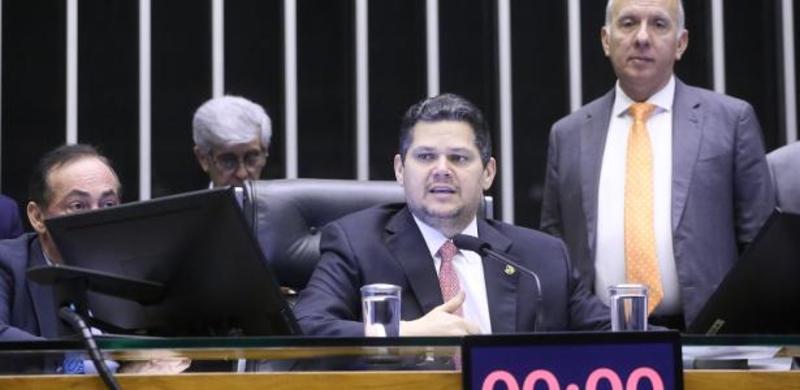 Alcolumbre ignora família Bolsonaro e não vai pautar impeachment de Moraes