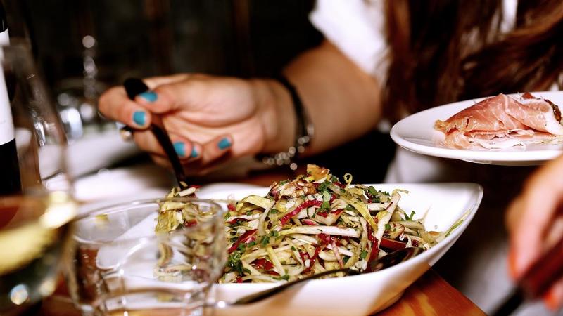 Cibo scaduto: dopo quanto si sta male? I rischi per la salute
