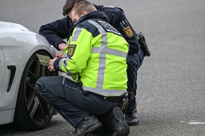 Berliner Polizei stellt Raser - dann geht Menschenmenge auf Polizisten los