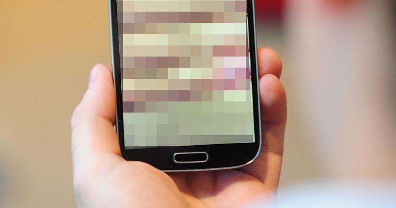 Man accused of sex messages to schoolgirls despite being on bail