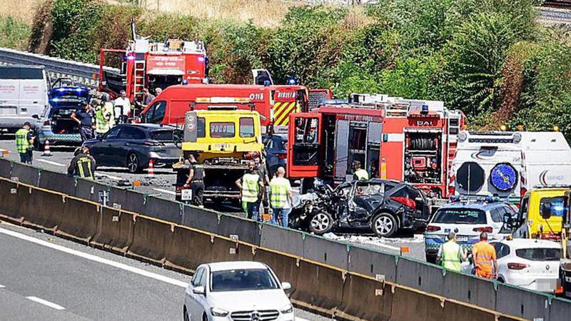 Il film della strage sulla A4: dalla folle inversione al casello allo schianto con 4 morti. L’ipotesi: “Conducente insonne da giorni”