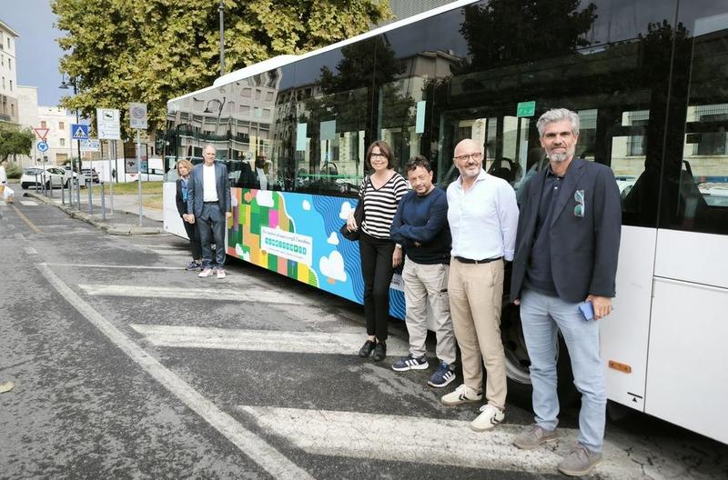 Estate in bus, a Livorno le linee notturne e per il mare. L’assessora: «Raddoppiato il numero di abbonati»