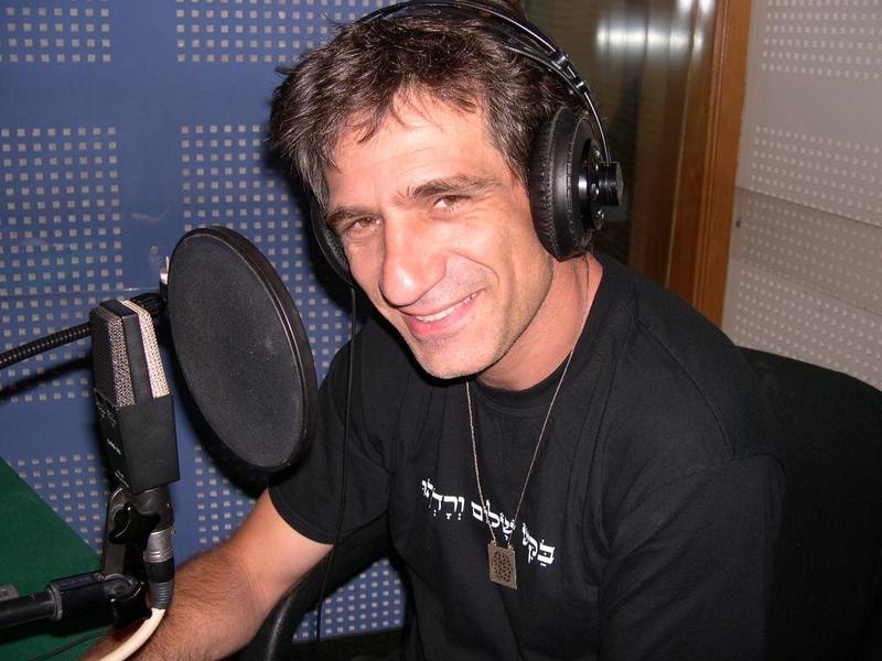Leading Israeli actor Alon Abutbul suddenly dies after collapsing at beach