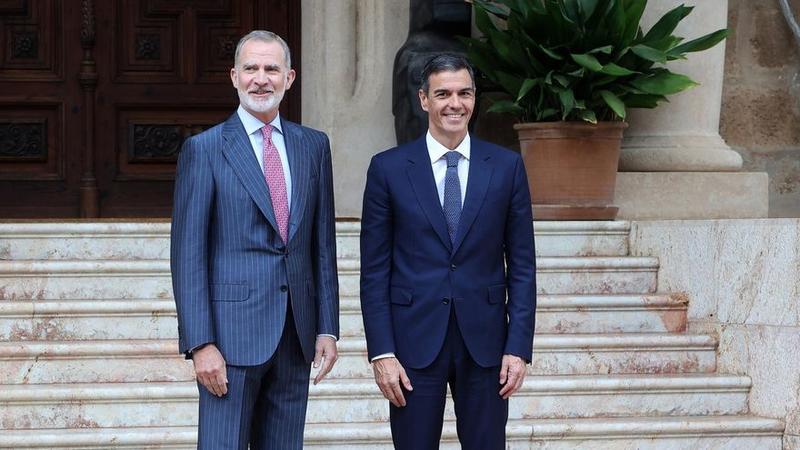 Rey y presidente del Gobierno, con fiscal general de fondo