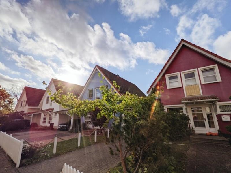 What is a mortgage broker?