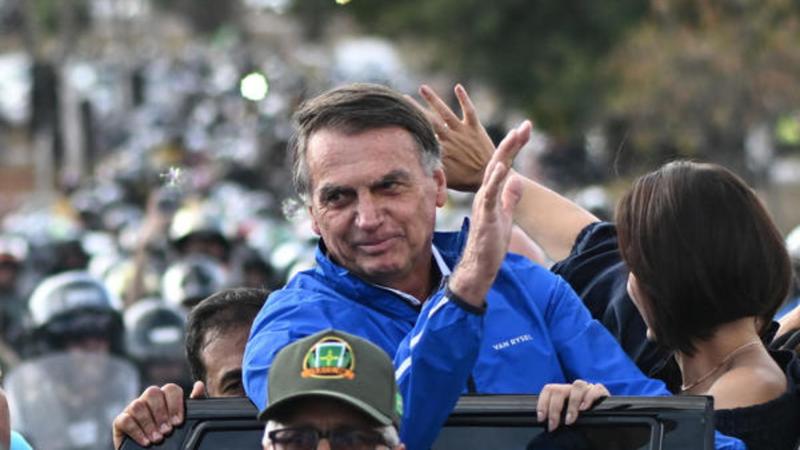 Para não correr risco de ir preso, Bolsonaro fica calado em motociata