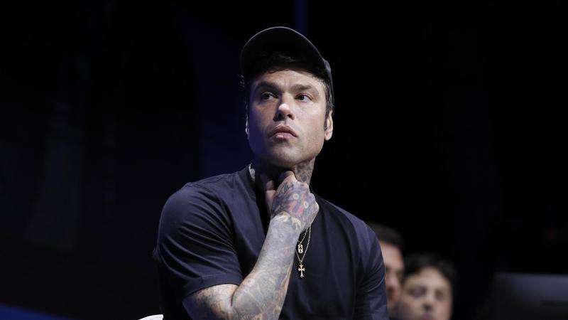 Fedez, furto nella villa a Forte dei Marmi: sparito l’orologio d’oro da 200mila euro