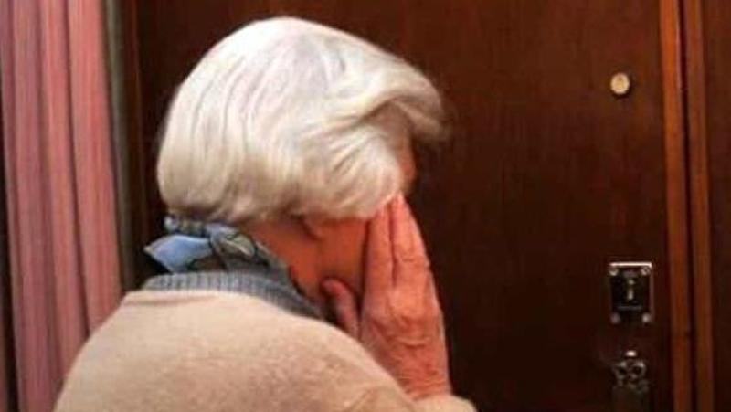 Rapinatore a 17 anni, si finge carabiniere poi spintona l’anziana e fugge con i gioielli