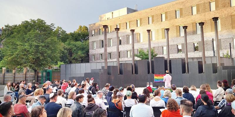 Mit Regenbogen und Magen David
