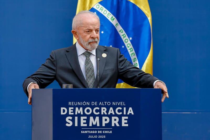 A invenção da democracia postiça