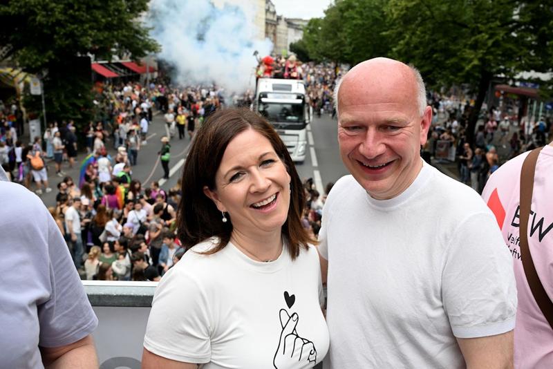 Beim CSD: Kai Wegner und Katharina Günther-Wünsch sind jetzt in der Partnerlook-Phase