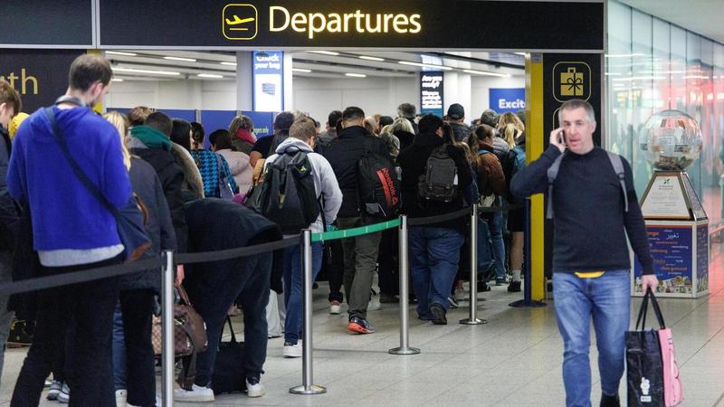 Aeroporti in tilt in Gran Bretagna, voli cancellati o in ritardo: caos per centinaia di migliaia di persone