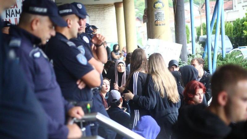 Incidenti u Novom Pazaru ispred univerziteta: Studenti se vratili u zgradu, privedeno 10 ljudi