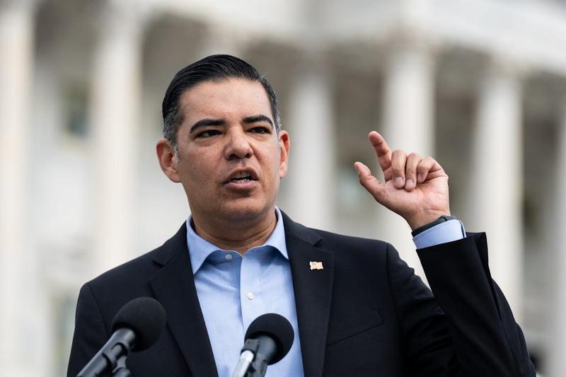 Democrats Launch New Effort to Force ICE to Let Them Into Facilities