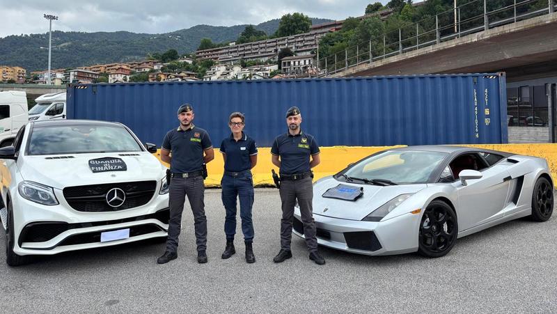 Como, controlli in dogana: sequestrate una Lamborghini e una Mercedes Benz Gle