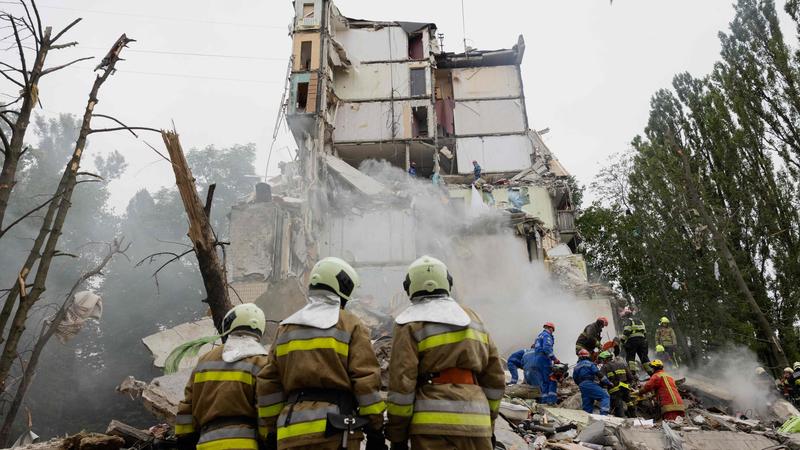 Kiev sotto attacco russo, colpito palazzo residenziale: almeno sei morti, anche bimbo di sei anni. Persone sotto le macerie / Video