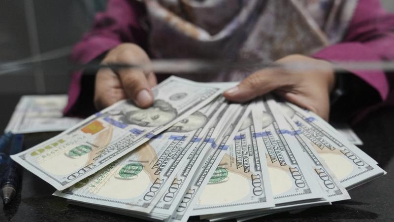 Il dollaro adesso riprende quota: l’euro si svaluta del 2% in due giorni. Il controllo della Fed