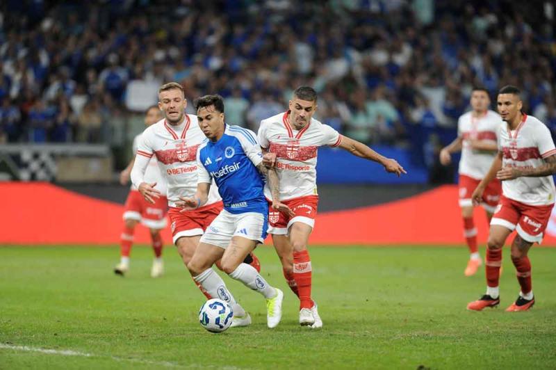 Cruzeiro não supera a retranca do CRB e empata em casa