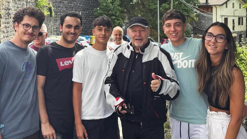 La gita di Vasco Rossi in Appennino tra selfie e tortelloni: dove ha pranzato