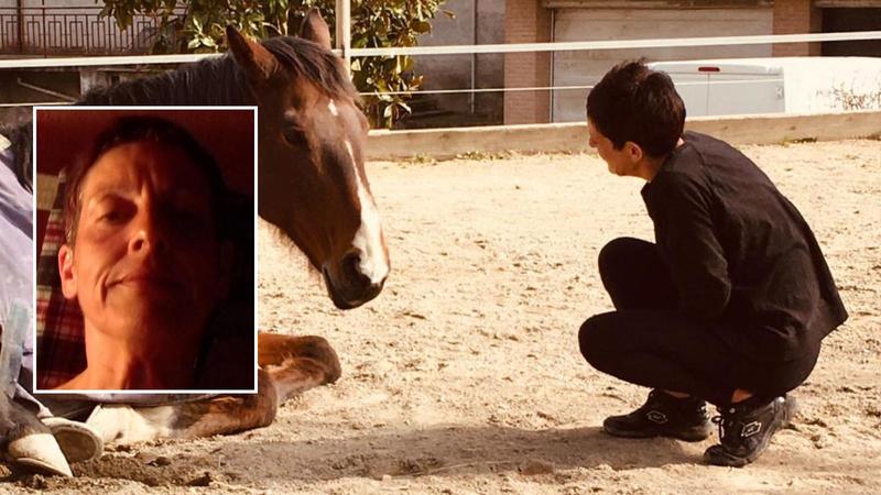 Trovata morta in cortile: “Colpita in faccia dal calcio di un cavallo”. Ma il compagno non si trova