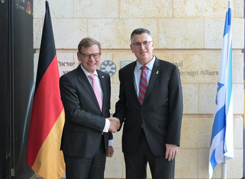En route to Israel, German FM urges 2-state process, says too soon to recognize Palestine