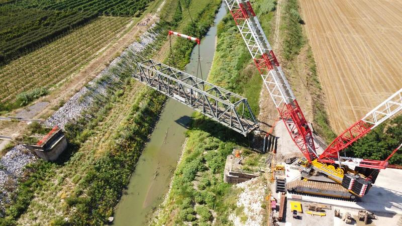 Sollevato e rimosso il ponte ferroviario da 200 tonnellate