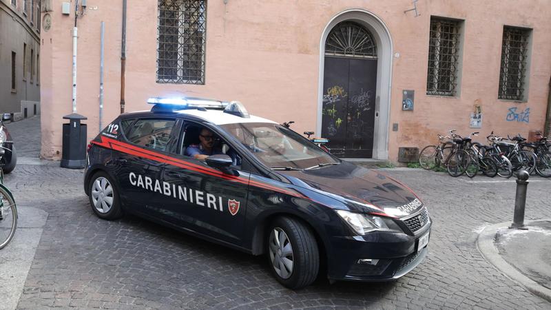 Spaccia in centro e colpisce in faccia un carabiniere: 18enne arrestato