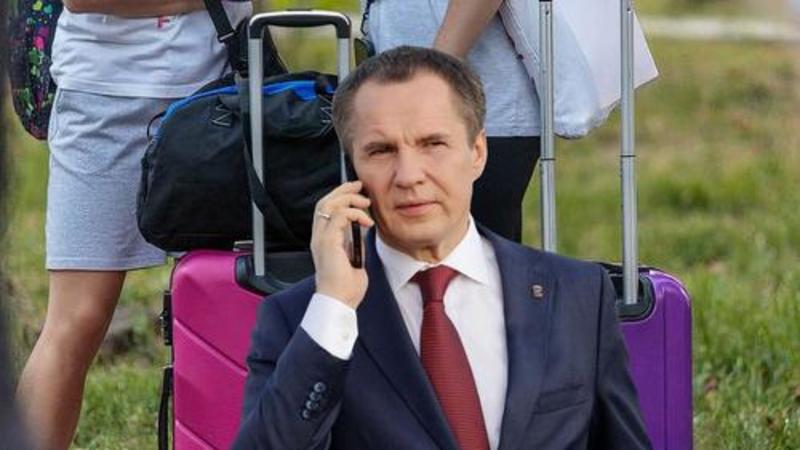 Словно пытается дать команду «Место!», но люди ведь не собаки?