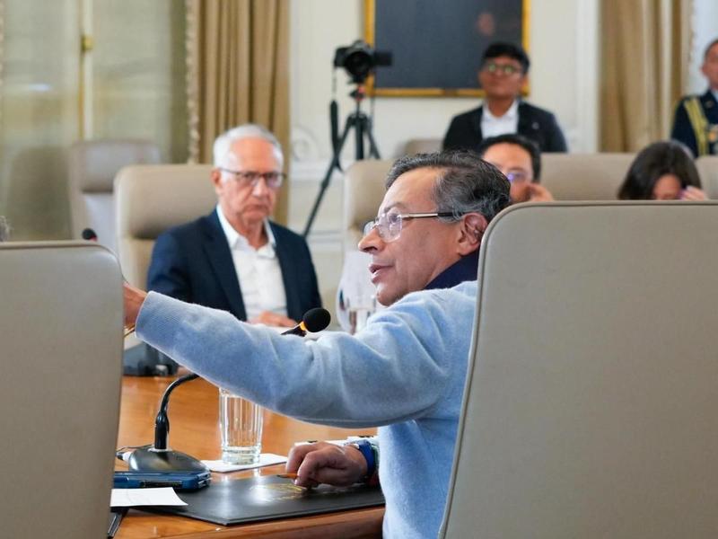 En paralelo al Congreso, Petro activa por decreto su reforma a la salud