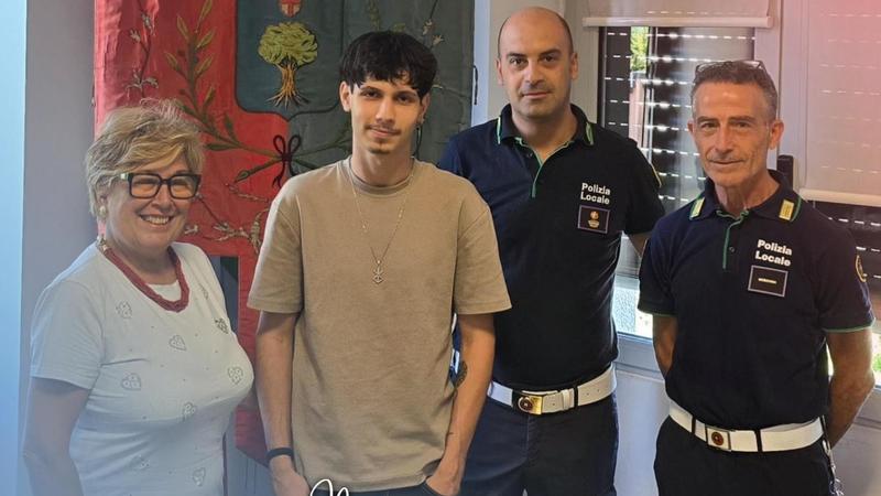 Cerro Maggiore, trova un portafoglio con 500 euro e carte di credito al parco: lo riconsegna alla Polizia Locale