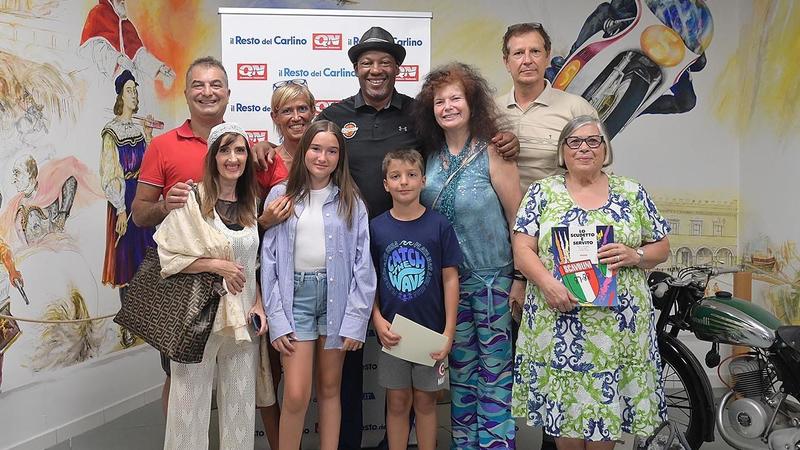 Il tour di Darwin Cook nella sede Vuelle tra i cimeli dei trionfi. E poi le foto in redazione