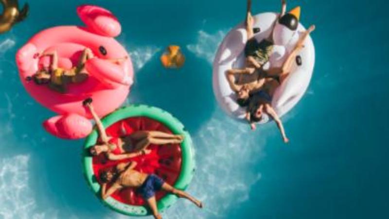 Ciambelle, unicorni e paperelle gonfiabili: a Monte Isola va in scena la Festa Goliardica dei Salvagenti