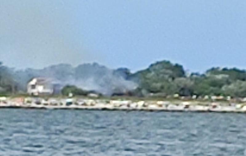 Incendio in spiaggia a Porto Garibaldi. Lingue di fuoco e colonna di fumo
