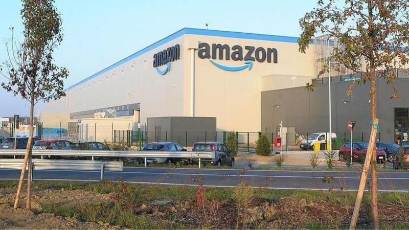 Il dipendente Amazon scopre 6mila euro nel pacco reso: dopo la denuncia scatta la donazione