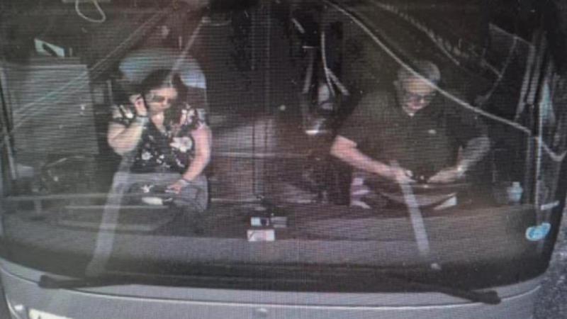 L'autista del pullman e la foto col cellulare: se rispondere a un messaggio vale più della vita di una maestra e della sicurezza dei bimbi