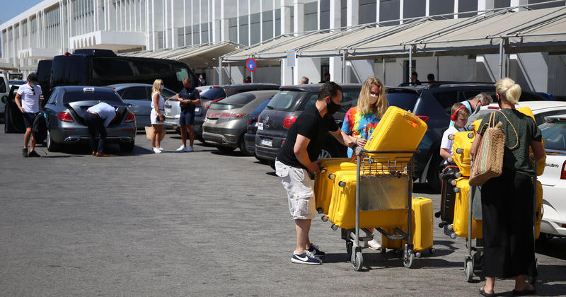 Αγανάκτηση στο «κόκκινο» έξω από το αεροδρόμιο Ηρακλείου - «Ασφυξία» από τα τριπλοπαρκαρισμένα οχήματα
