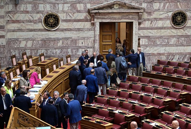 «Τα Κόμματα μοιράζουν σαν φαμίλιες της Μαφίας»!
