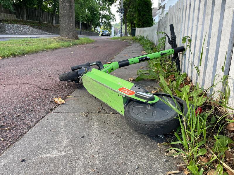 Hadde jeg hatt en liten lastebil, så hadde jeg hivd disse syklene på lasteplanet og kjørt dem på fyllinga
