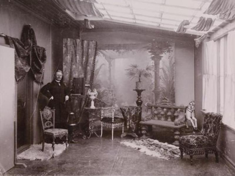Jeg blar gjennom et enormt galleri av bilder som forteller sannheten om Tønsbergs historie gjennom 100 år 