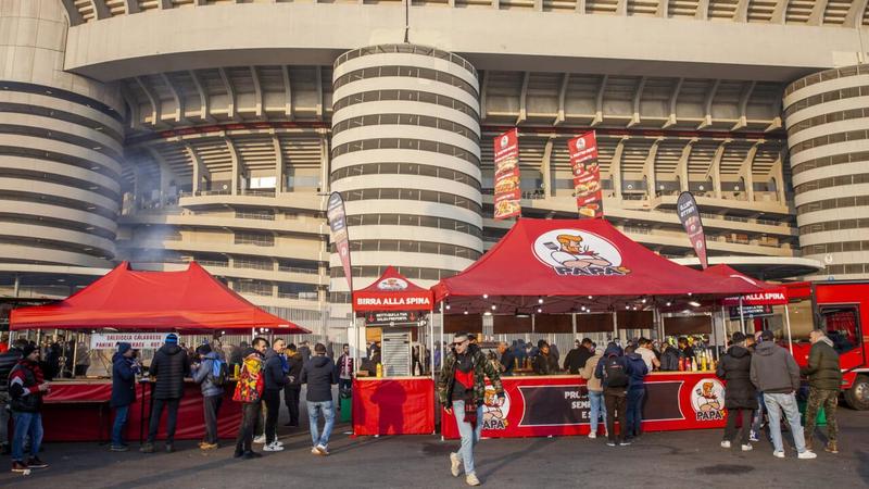 Milan e Inter lasciano i paninari di San Siro senza contratto: “A rischio il futuro di mille famiglie”
