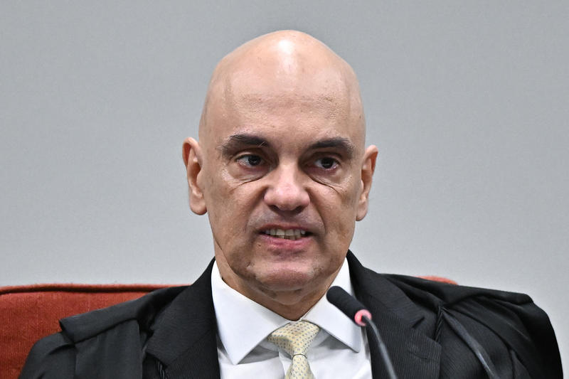 Acima de tudo e de todos: o ‘‘dedo do meio’’ de Moraes