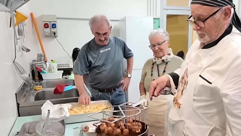 Valtellina, il recordman degli sciatt: ne cucina seicento in un’ora grazie al brevetto del cugino